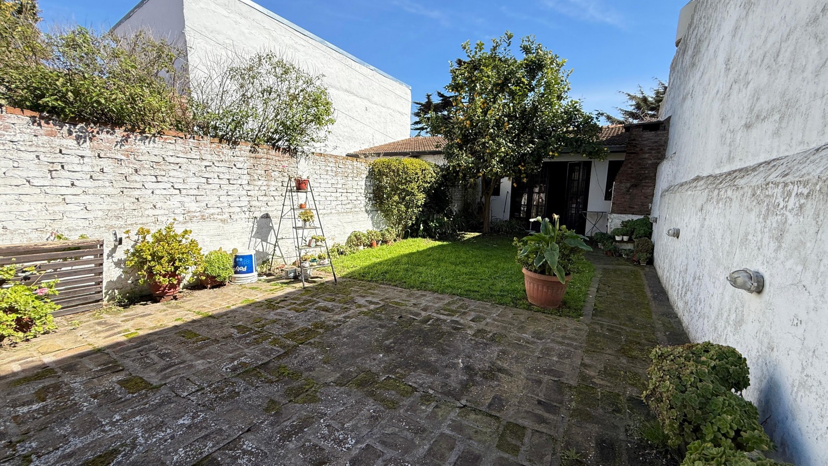 DUPLEX 4 AMBIENTES CON PARQUE Y QUINCHO EN SAN JERONIMO