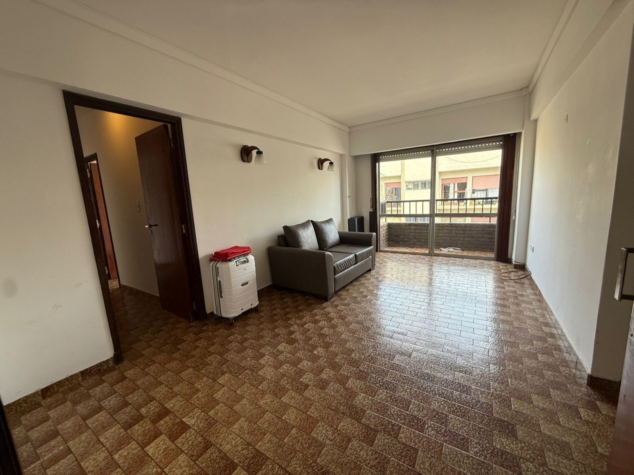 EXCELENTE DEPTO 3 AMB A LA CALLE CON BALCON. CATAMARCA 1800