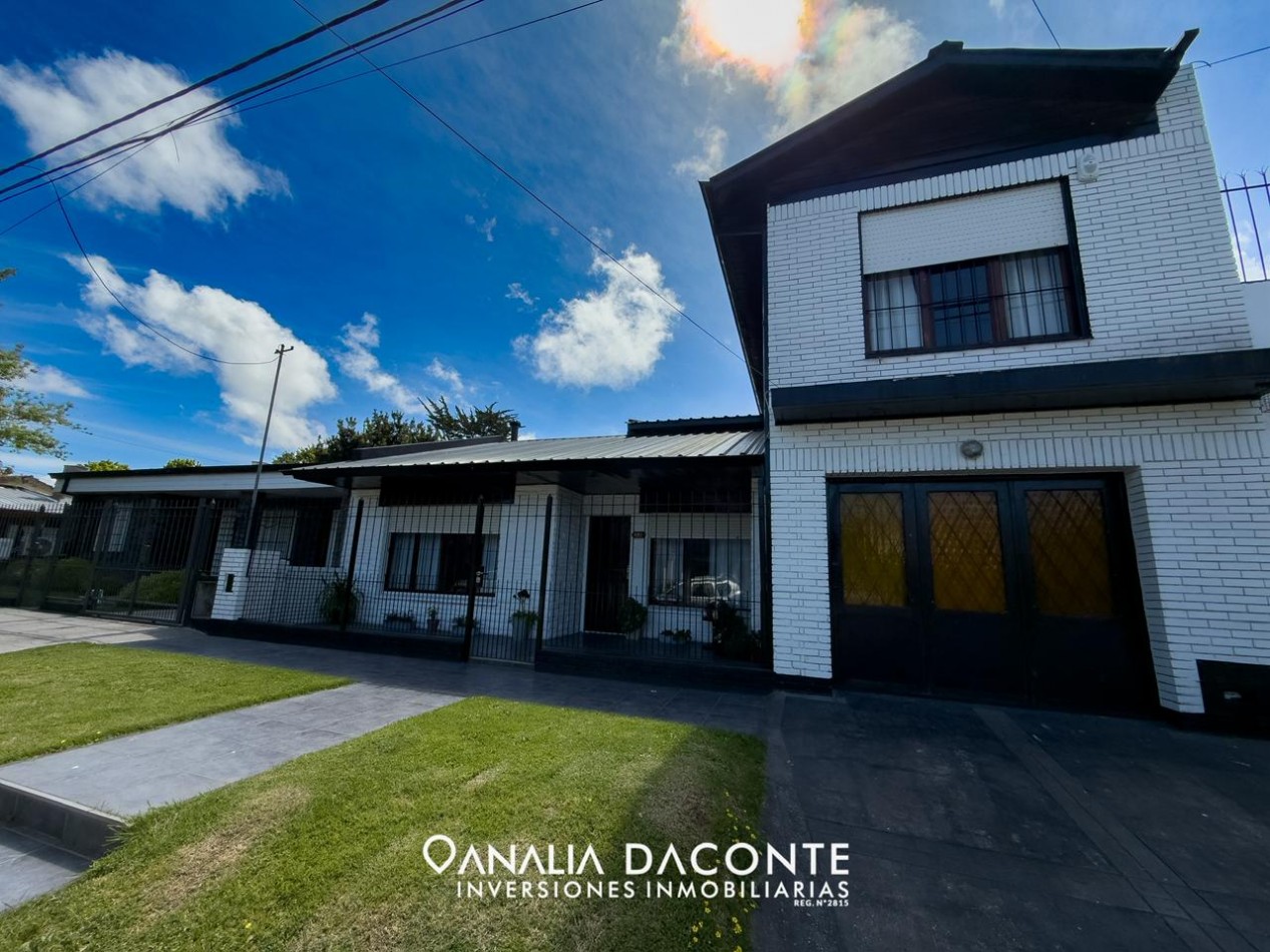 CHALET 4 AMB EN LOS PINARES! CON PARQUE, GARAGE Y QUINCHO