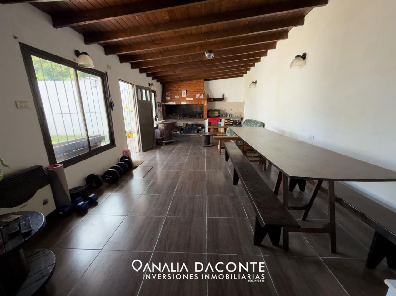 CHALET 4 AMB EN LOS PINARES! CON PARQUE, GARAGE Y QUINCHO