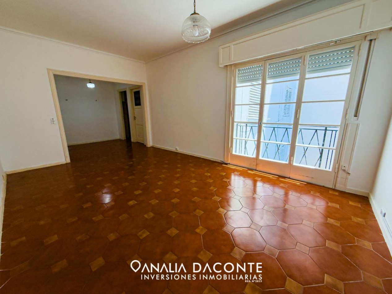 RESERVADO!!! DEPTO 3 AMB CON BALCON FRANCES Y DEPENDENCIA EN EDIFICIO SEÑORIAL! CENTRO!