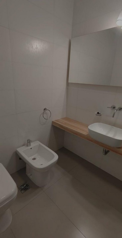 HERMOSO DEPTO 3 AMB CON DEPENDENCIA, RECICLADO A LA CALLE! 