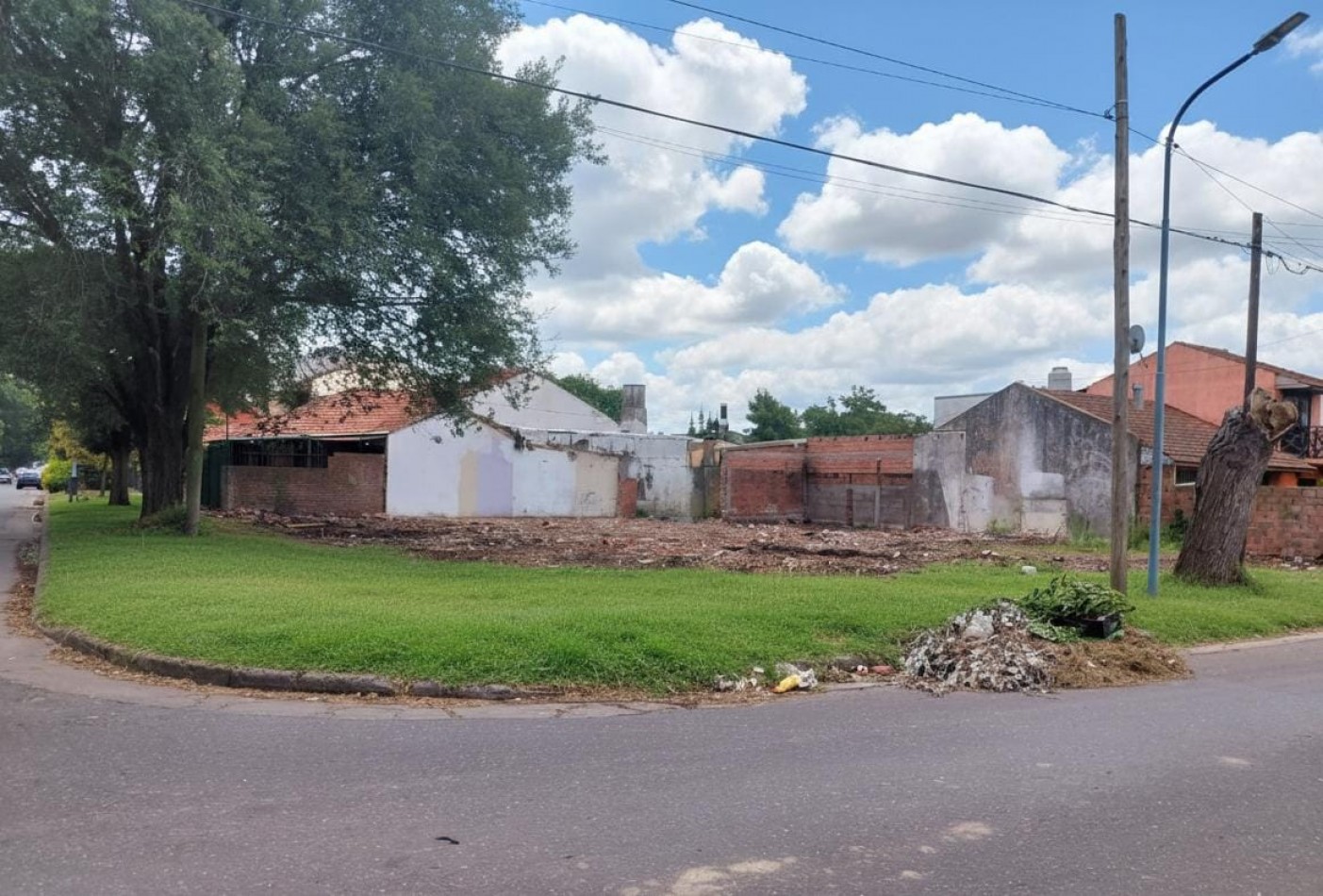 Gran lote en equina, a 200 metros de constitucion! inmejorable ubicacion!!