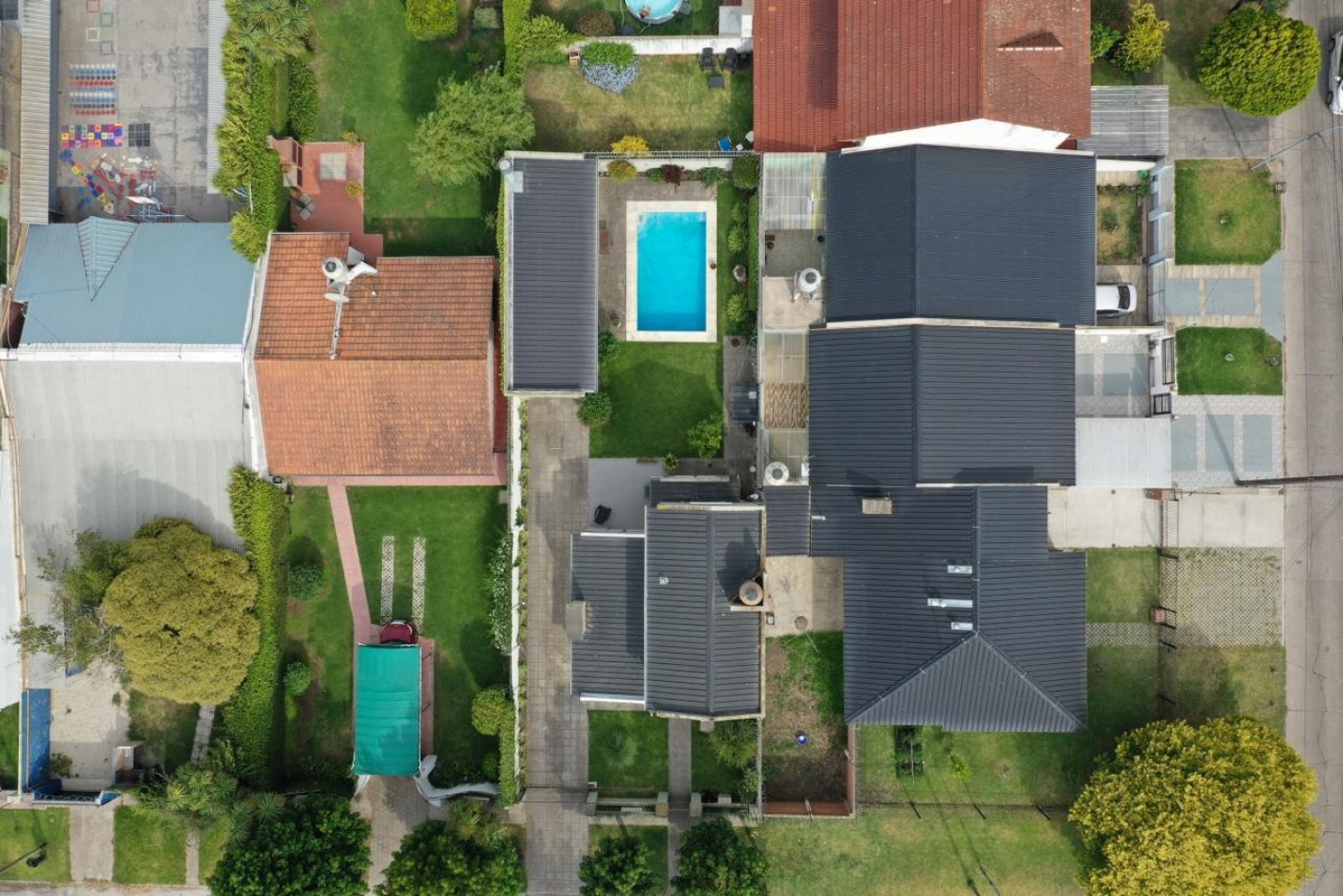 BAJO SU VALOR!! SAN GERONIMO EXCELENTE CHALET CUATRO AMBIENTES, QUINCHO, PARQUE Y PISCINA