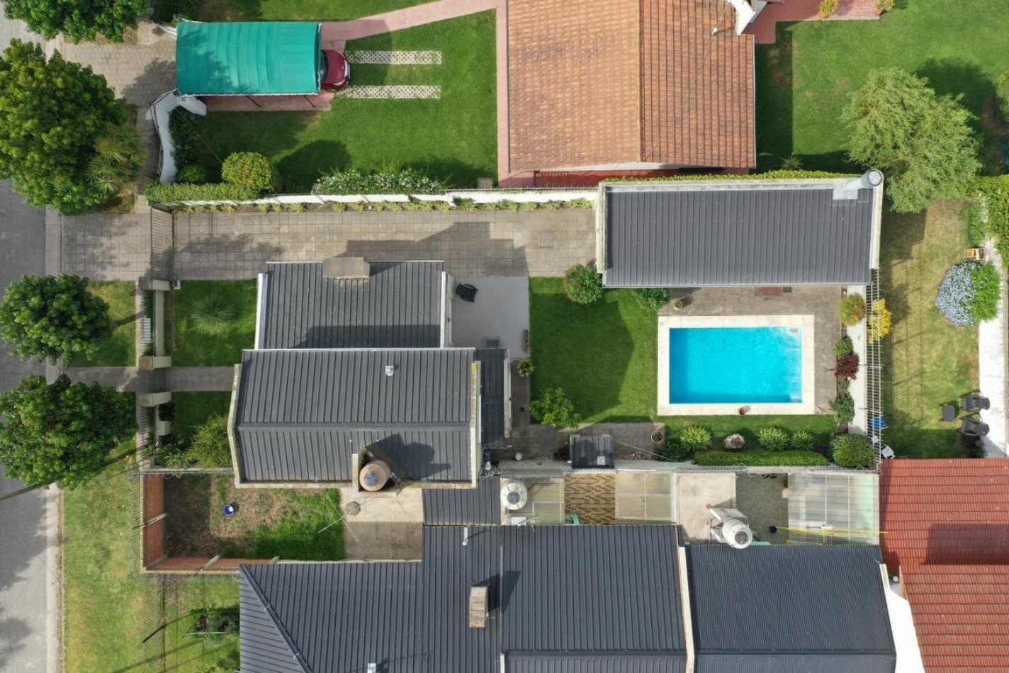 BAJO SU VALOR!! SAN GERONIMO EXCELENTE CHALET CUATRO AMBIENTES, QUINCHO, PARQUE Y PISCINA