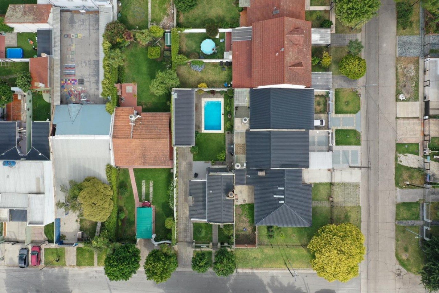 BAJO SU VALOR!! SAN GERONIMO EXCELENTE CHALET CUATRO AMBIENTES, QUINCHO, PARQUE Y PISCINA