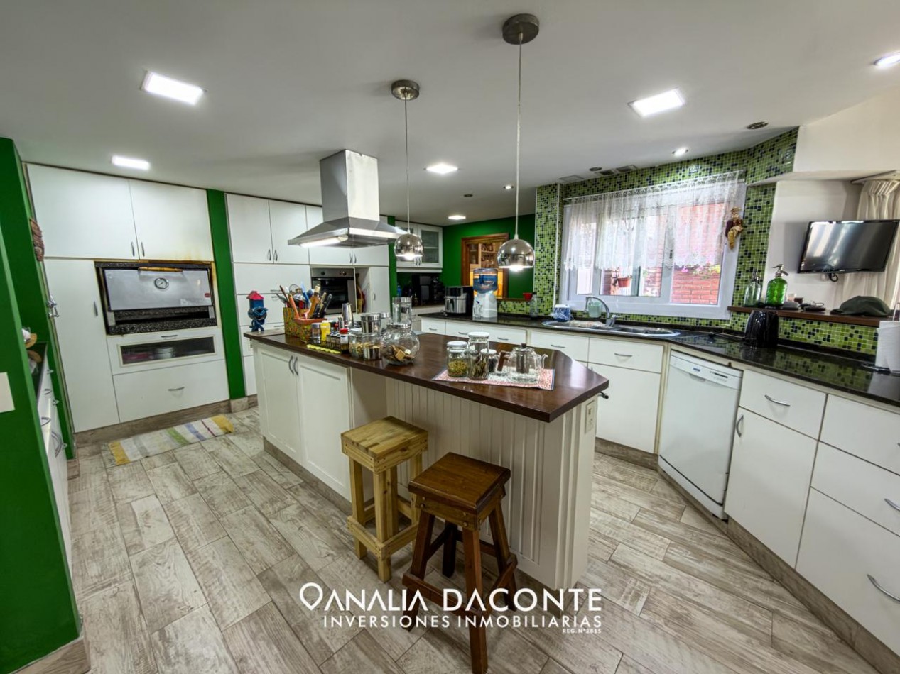 IMPONENTE CHALET 5 AMB EN BARRIO SAN CARLOS