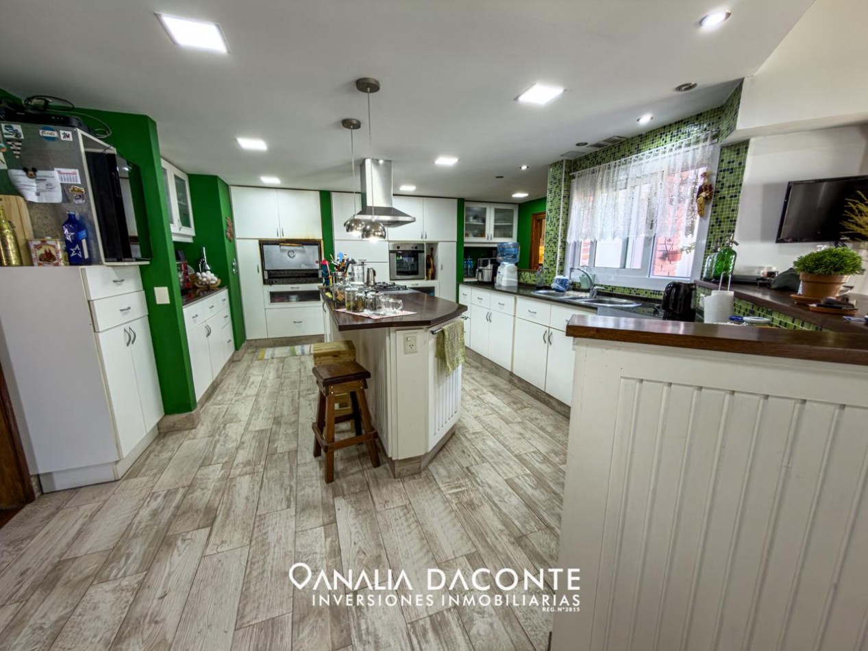 IMPONENTE CHALET 5 AMB EN BARRIO SAN CARLOS