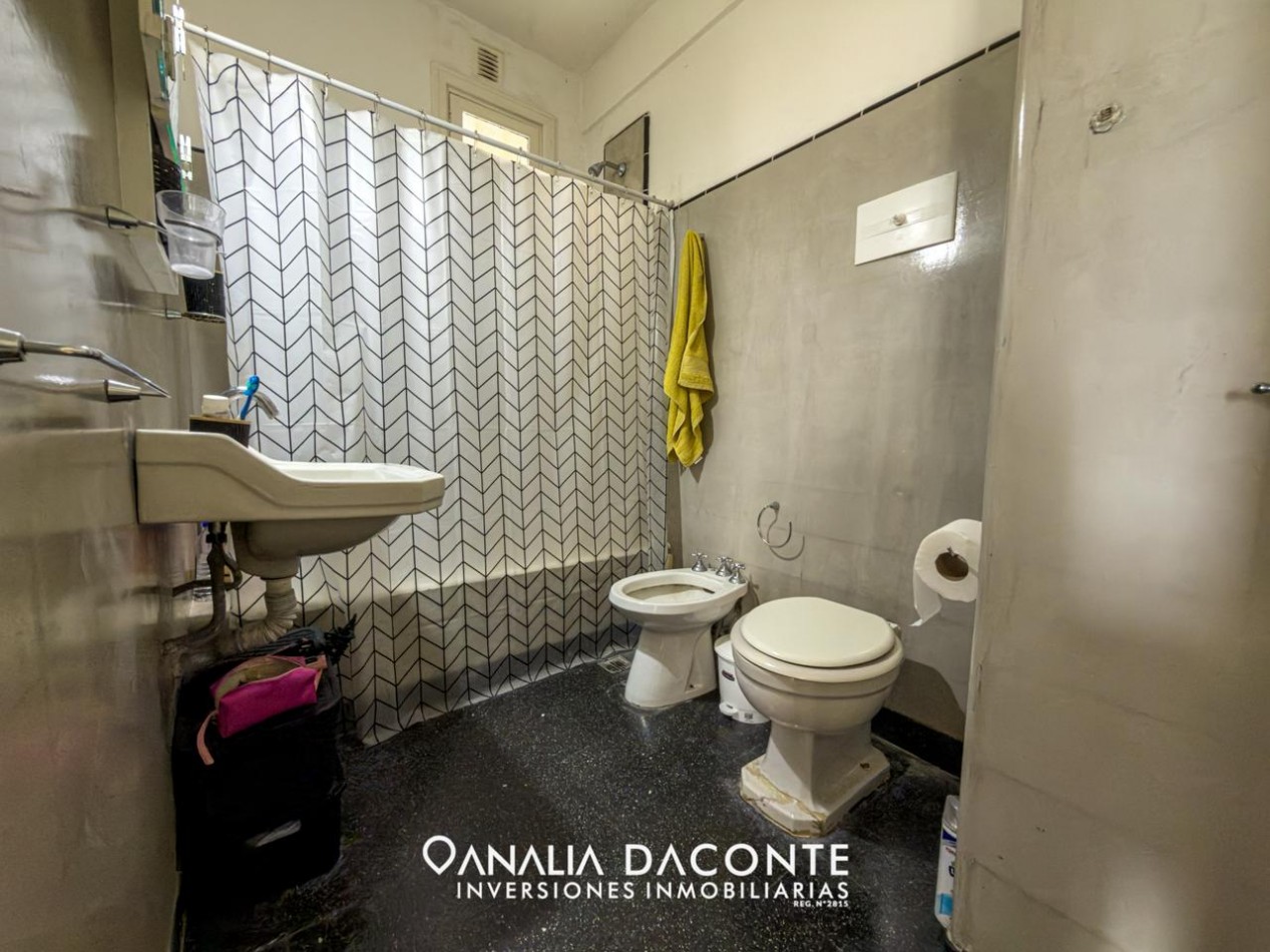 LUMINOSO Y AMPLIO DEPTO 2 AMB SOBRE AV. COLON AL 1500!