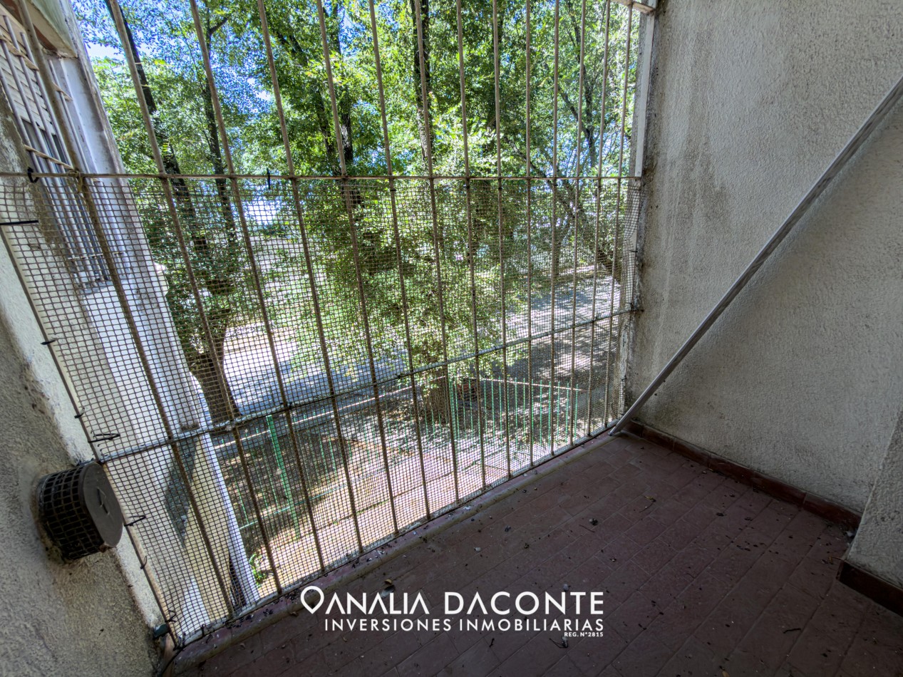 Depto 4 amb con balcon en complejo cerrado. Bajas expensas!