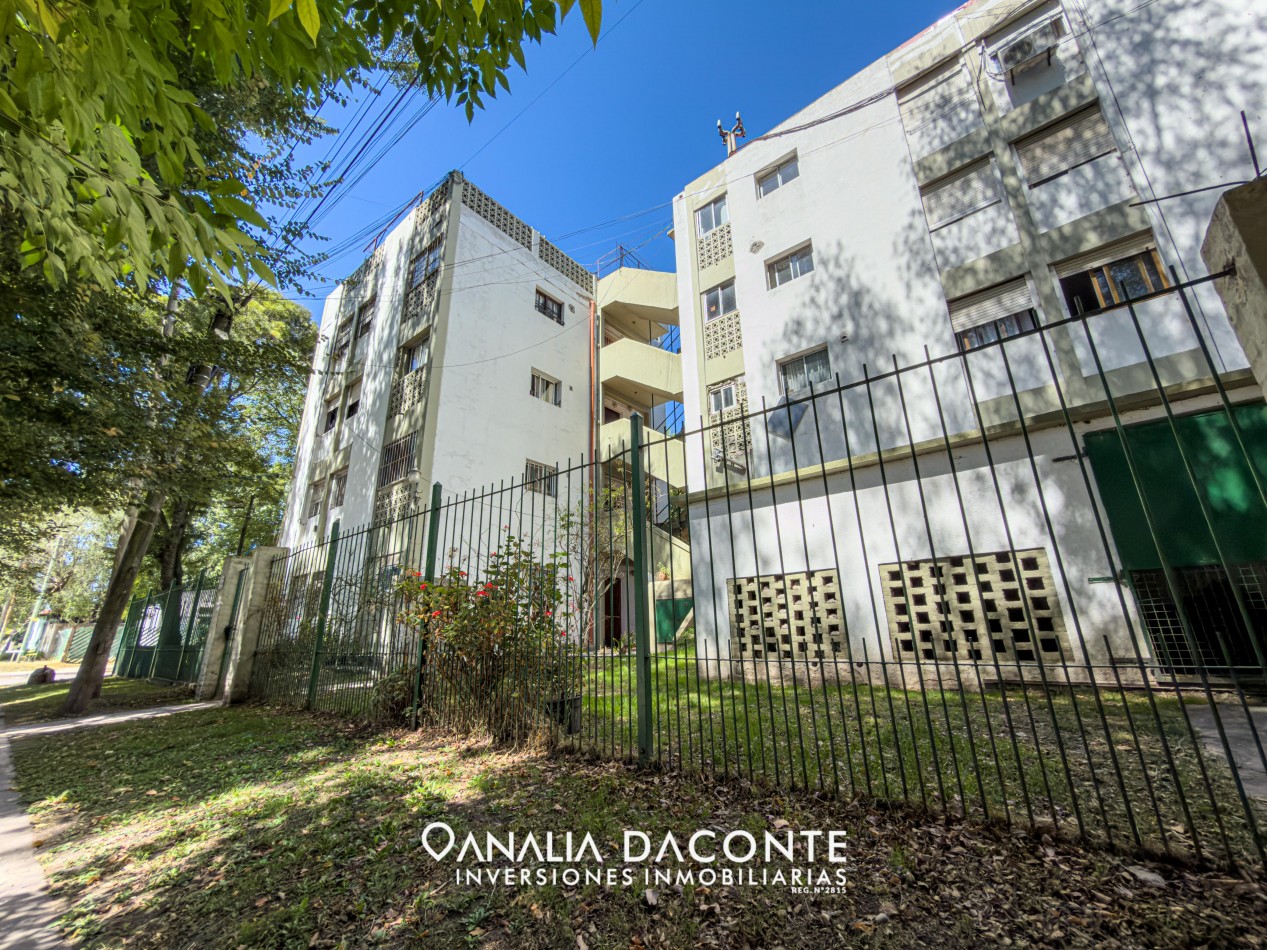 Depto 4 amb con balcon en complejo cerrado. Bajas expensas!