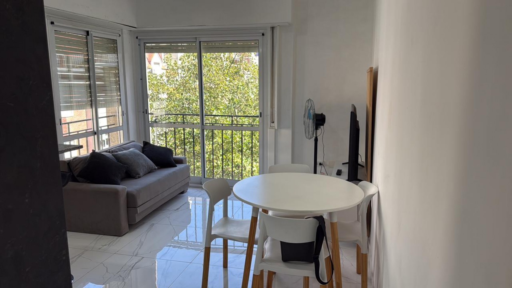 Depto 2 amb a la calle, amoblado y reciclado!