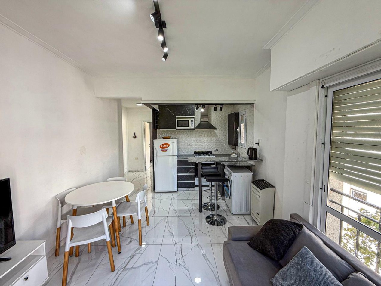 Depto 2 amb a la calle, amoblado y reciclado!