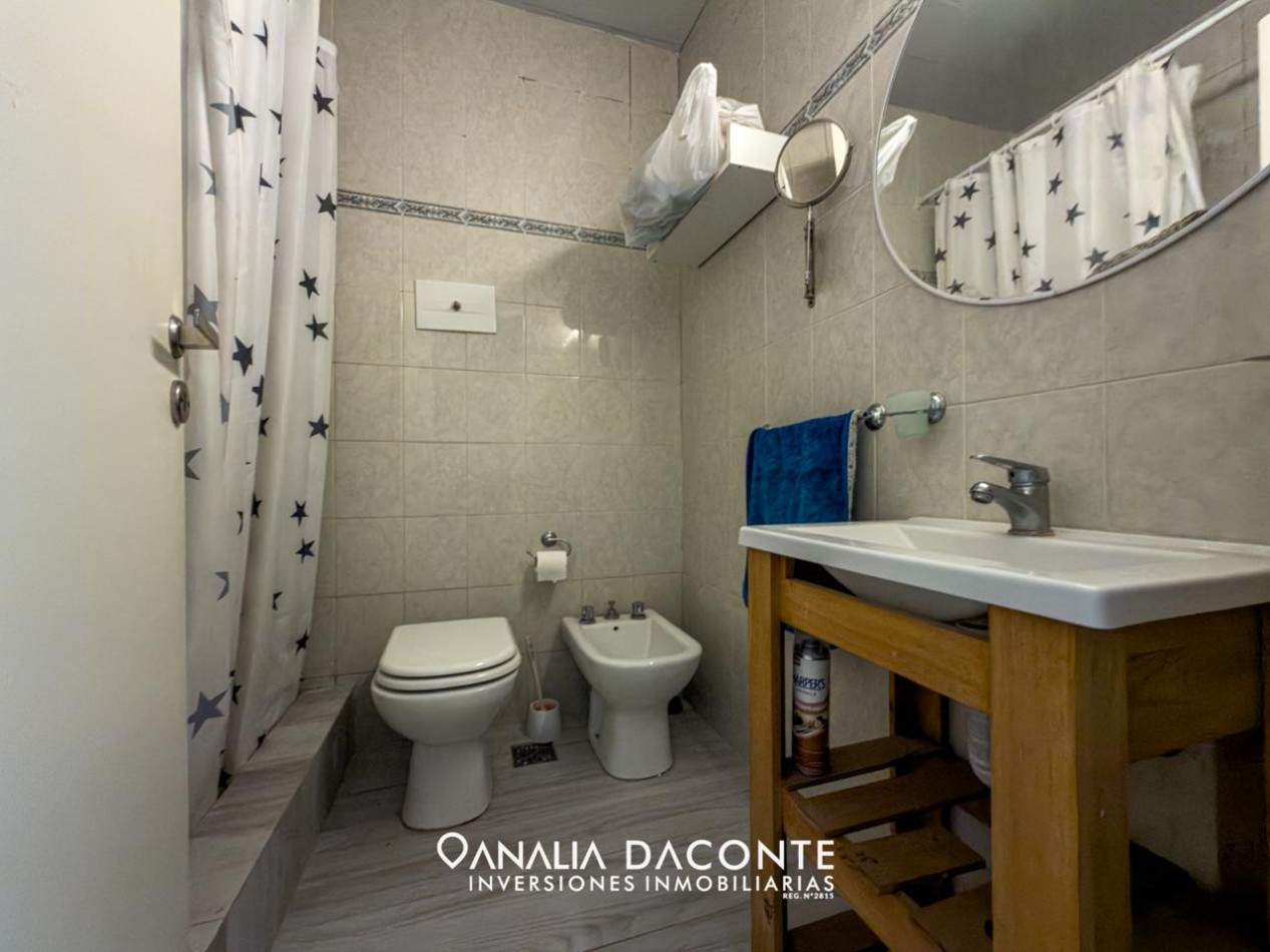 Depto 2 amb a la calle reciclado con doble balcon. Colon 1700