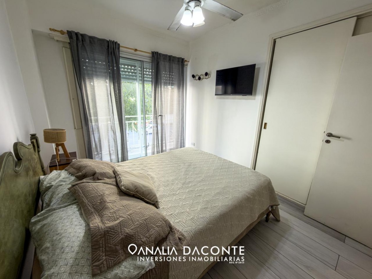 Depto 2 amb a la calle reciclado con doble balcon. Colon 1700