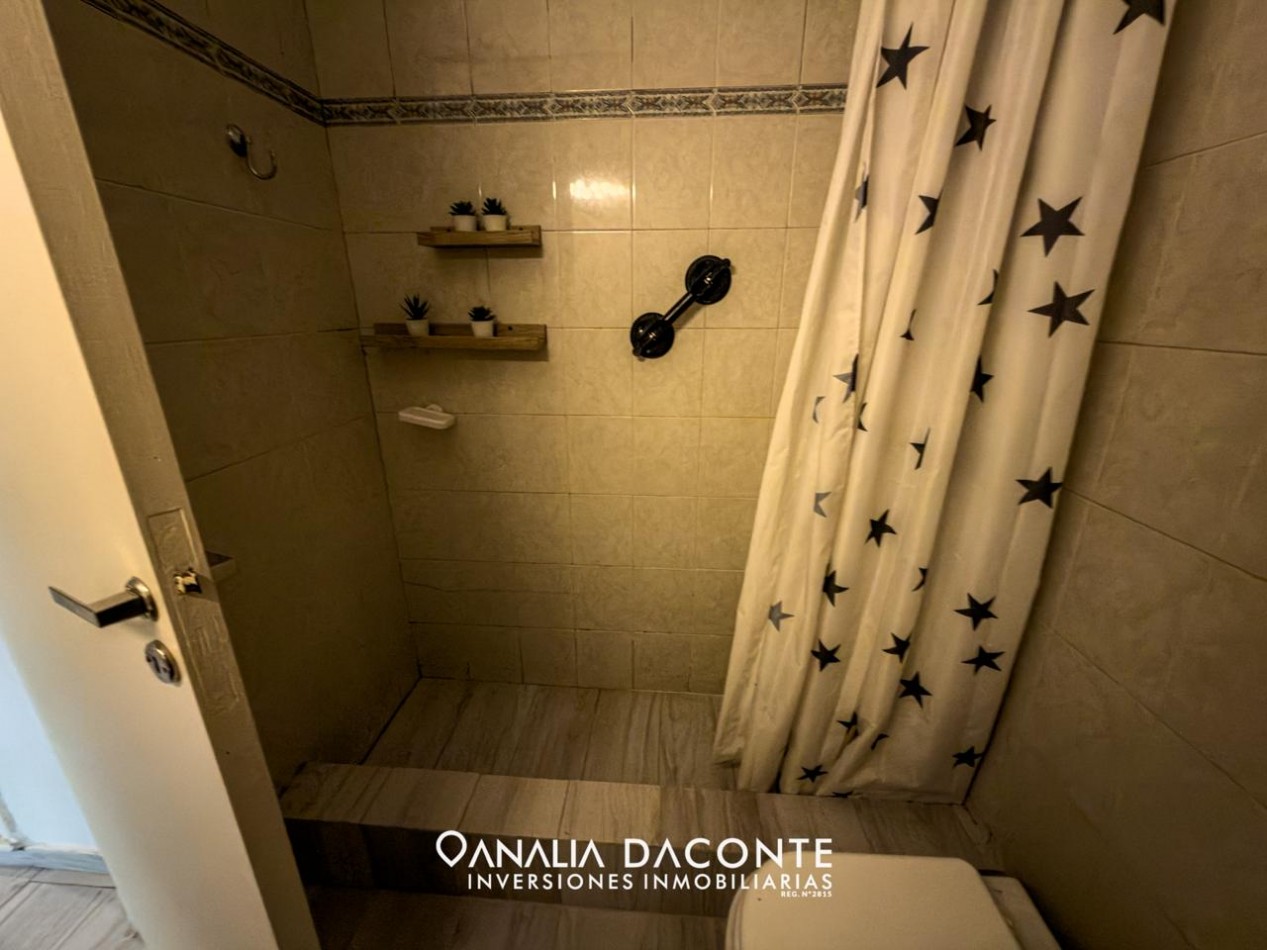 Depto 2 amb a la calle reciclado con doble balcon. Colon 1700