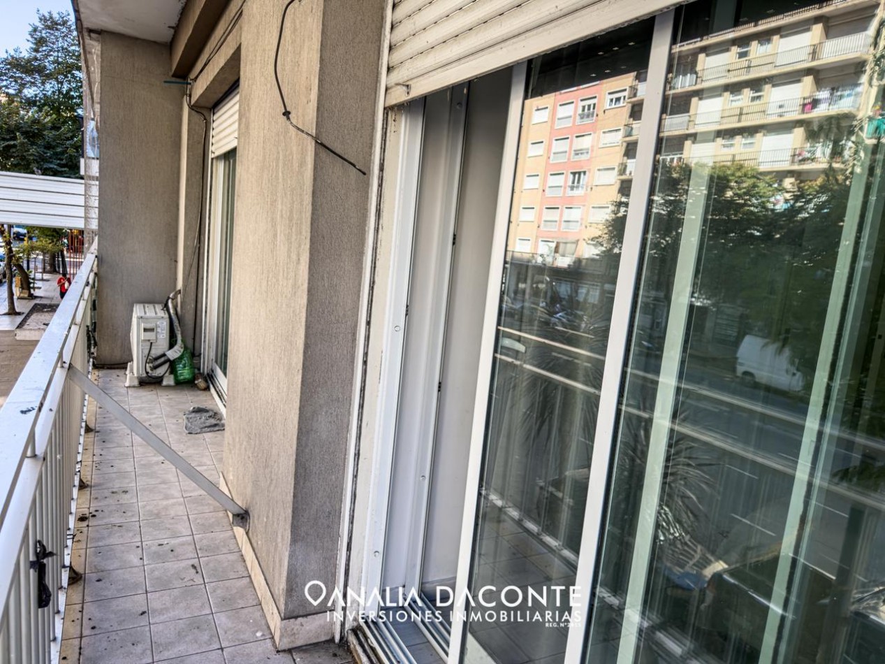 Depto 2 amb a la calle reciclado con doble balcon. Colon 1700