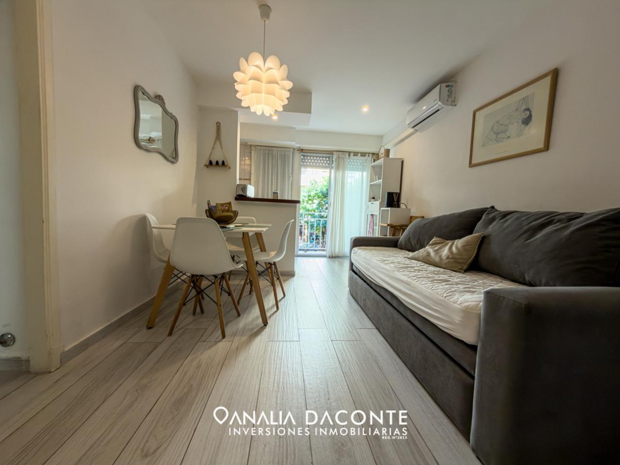 Depto 2 amb a la calle reciclado con doble balcon. Colon 1700