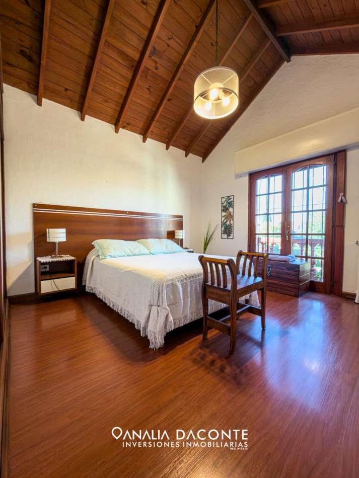 Imponente chalet 5 ambientes con garage y gran parque