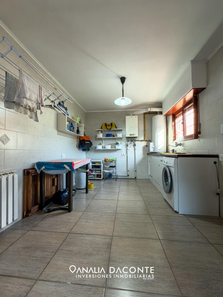 Imponente chalet 5 ambientes con garage y gran parque