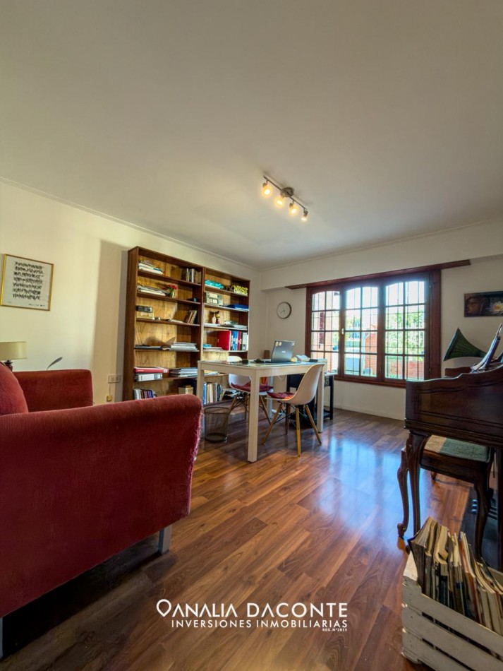 Imponente chalet 5 ambientes con garage y gran parque