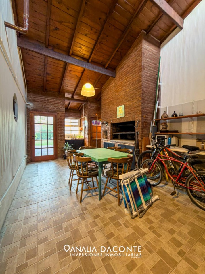 Imponente chalet 5 ambientes con garage y gran parque