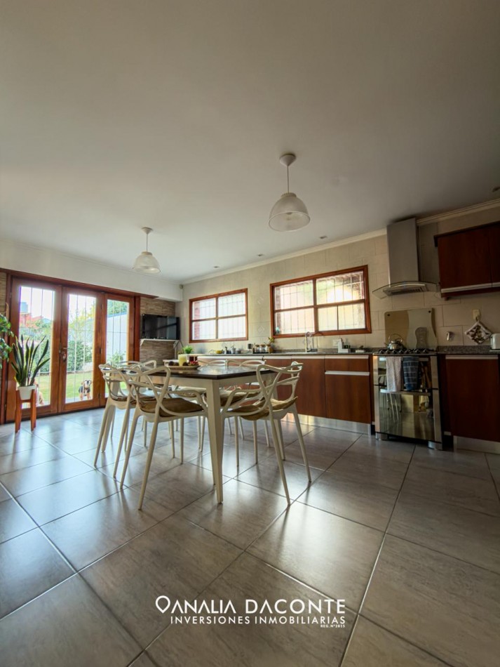 Imponente chalet 5 ambientes con garage y gran parque