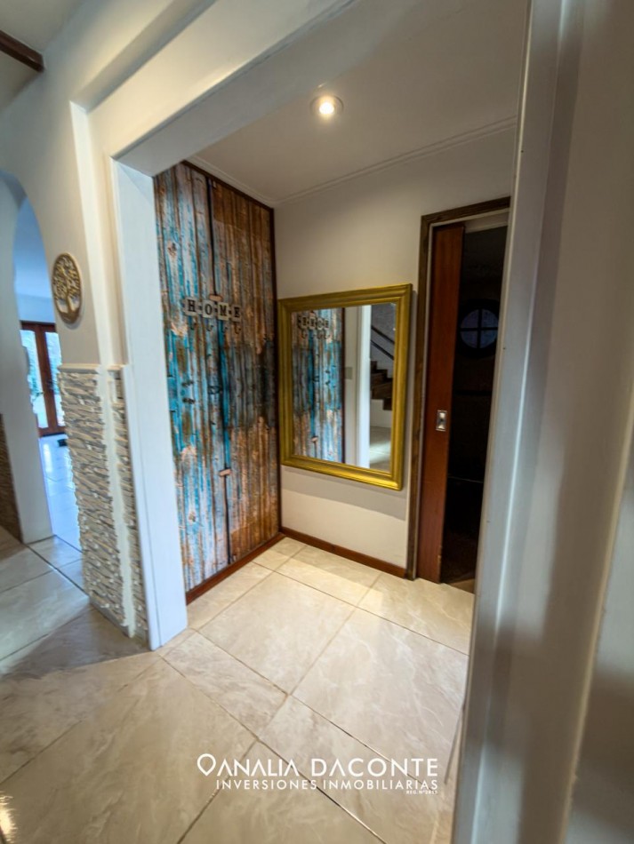 Imponente chalet 5 ambientes con garage y gran parque