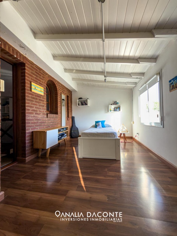 Imponente chalet 5 ambientes con garage y gran parque