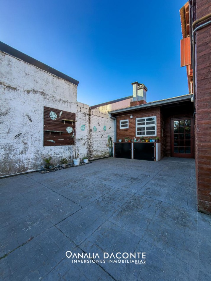 Imponente chalet 5 ambientes con garage y gran parque