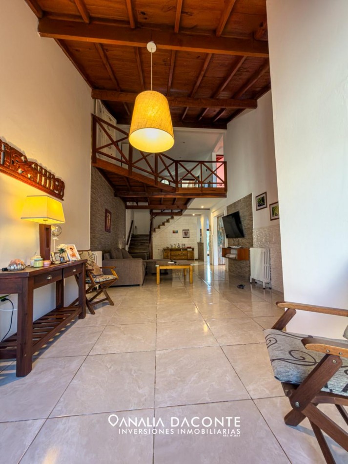 Imponente chalet 5 ambientes con garage y gran parque