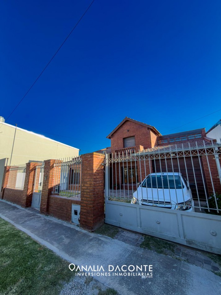 Imponente chalet 5 ambientes con garage y gran parque