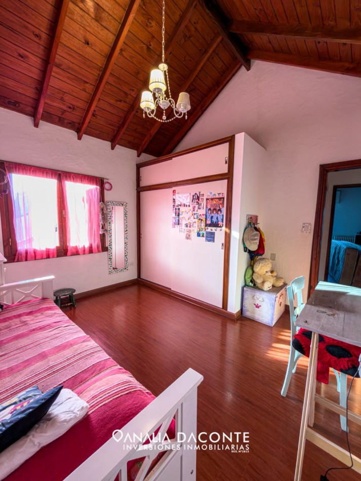 Imponente chalet 5 ambientes con garage y gran parque