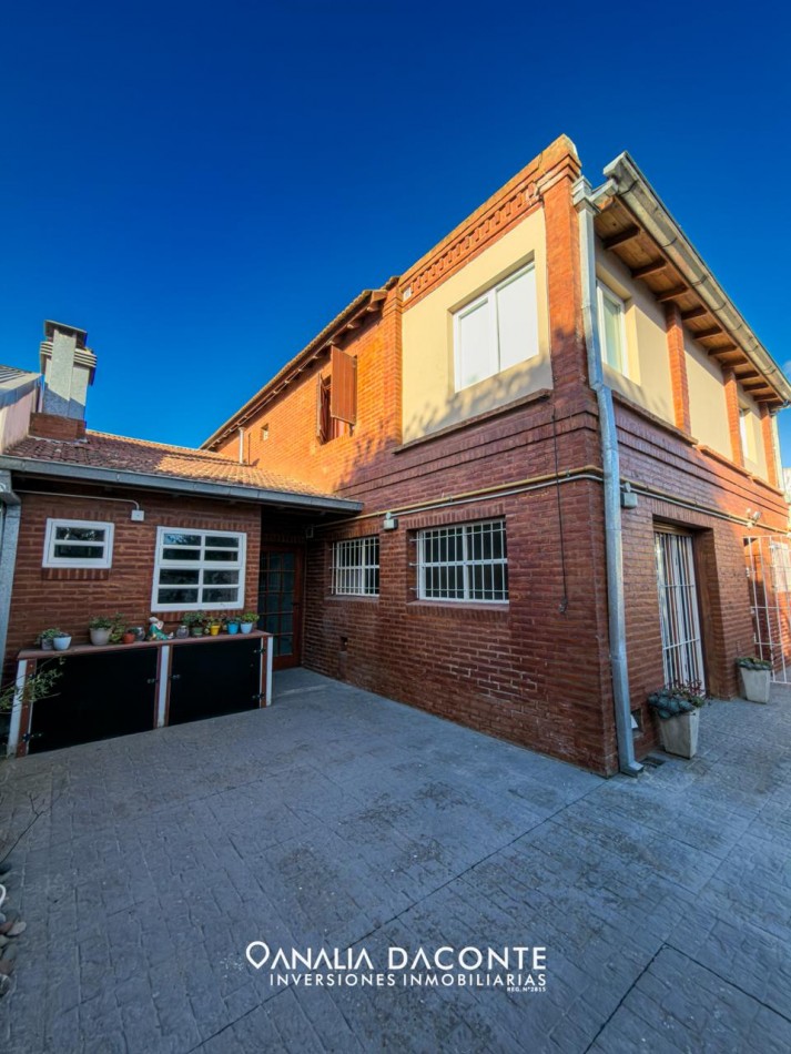 Imponente chalet 5 ambientes con garage y gran parque