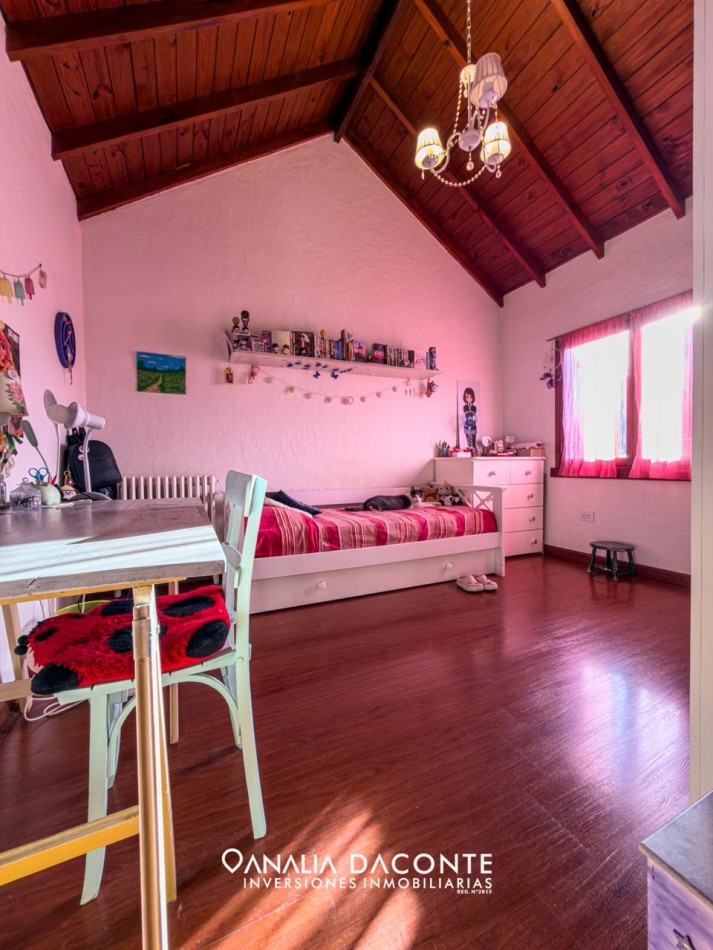 Imponente chalet 5 ambientes con garage y gran parque