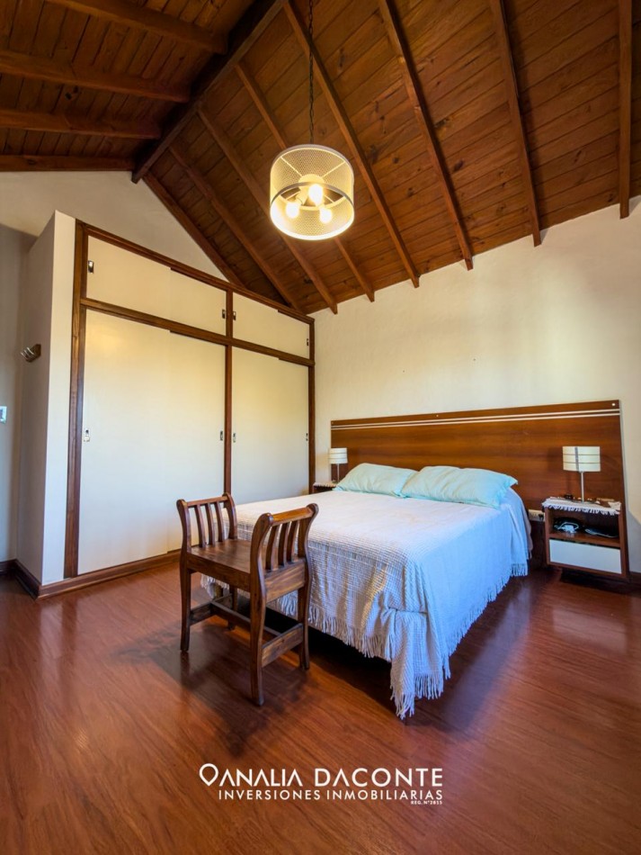 Imponente chalet 5 ambientes con garage y gran parque