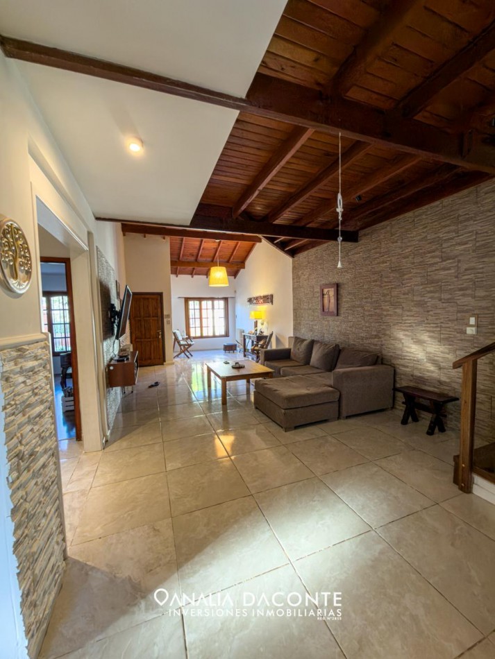 Imponente chalet 5 ambientes con garage y gran parque