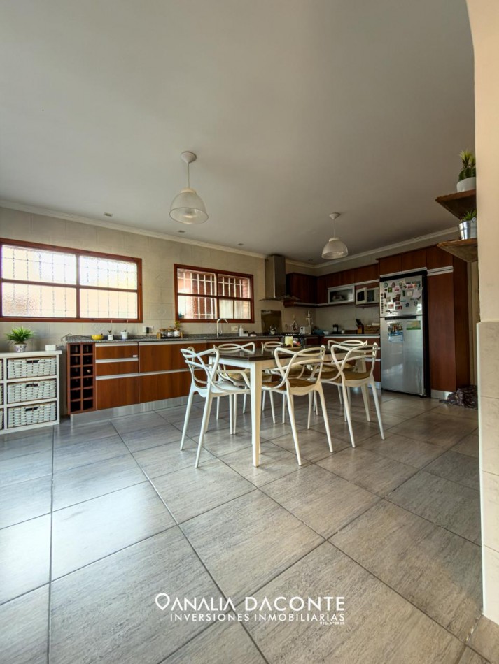 Imponente chalet 5 ambientes con garage y gran parque