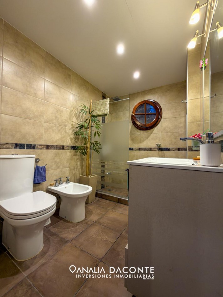 Imponente chalet 5 ambientes con garage y gran parque