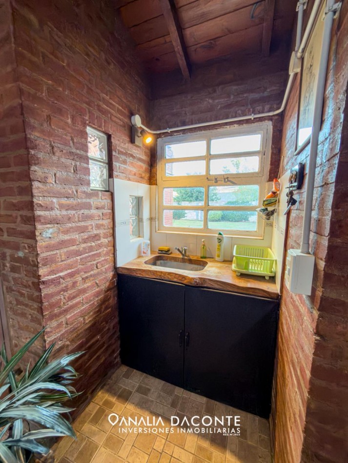 Imponente chalet 5 ambientes con garage y gran parque