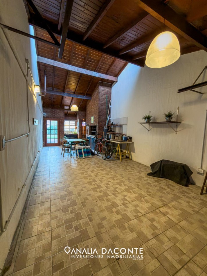 Imponente chalet 5 ambientes con garage y gran parque