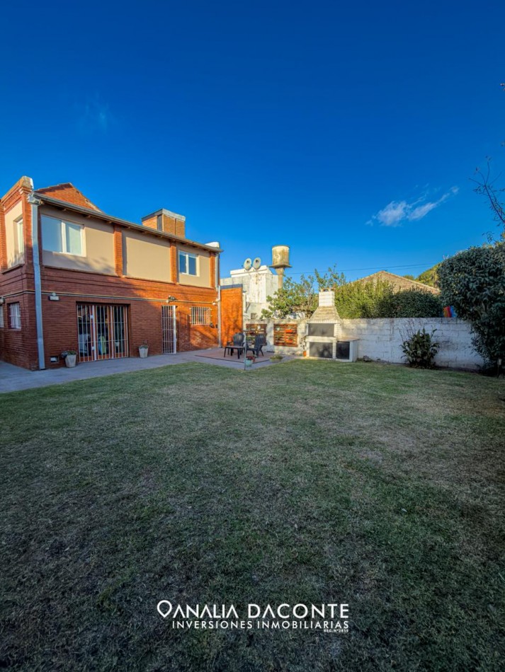 Imponente chalet 5 ambientes con garage y gran parque