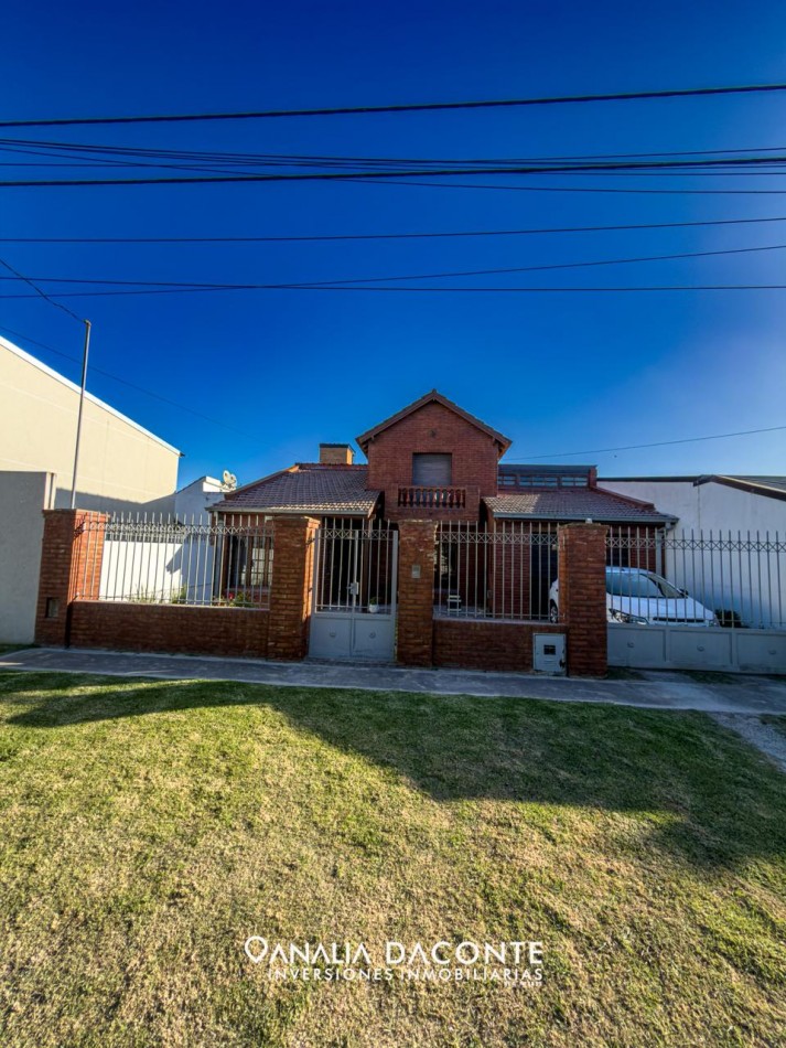 Imponente chalet 5 ambientes con garage y gran parque