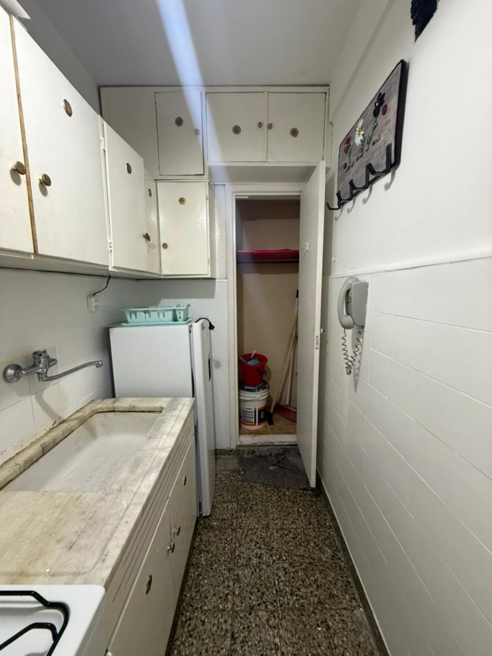 Excelente ambiente lateral. Plaza Colon!