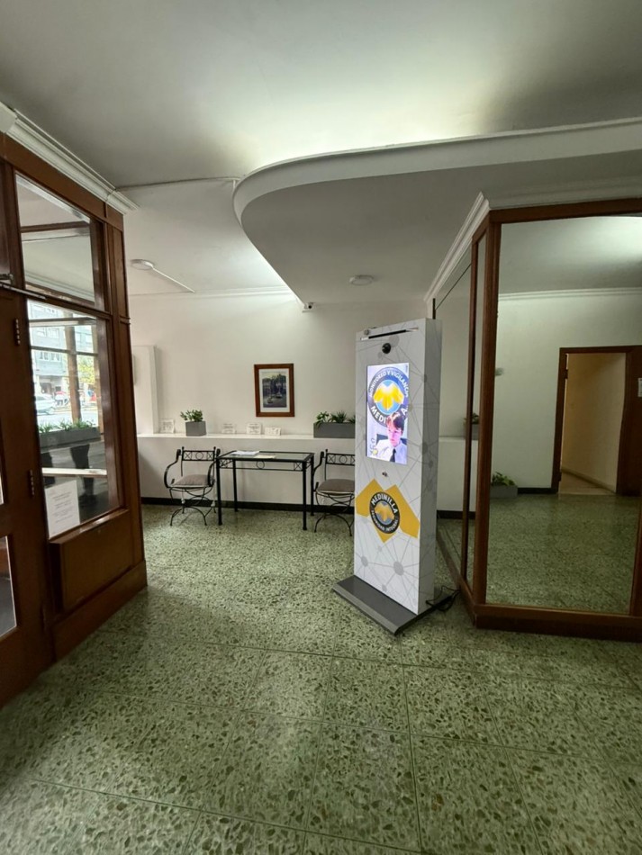 Excelente ambiente lateral. Plaza Colon!