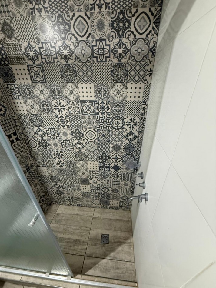 Excelente ambiente lateral. Plaza Colon!