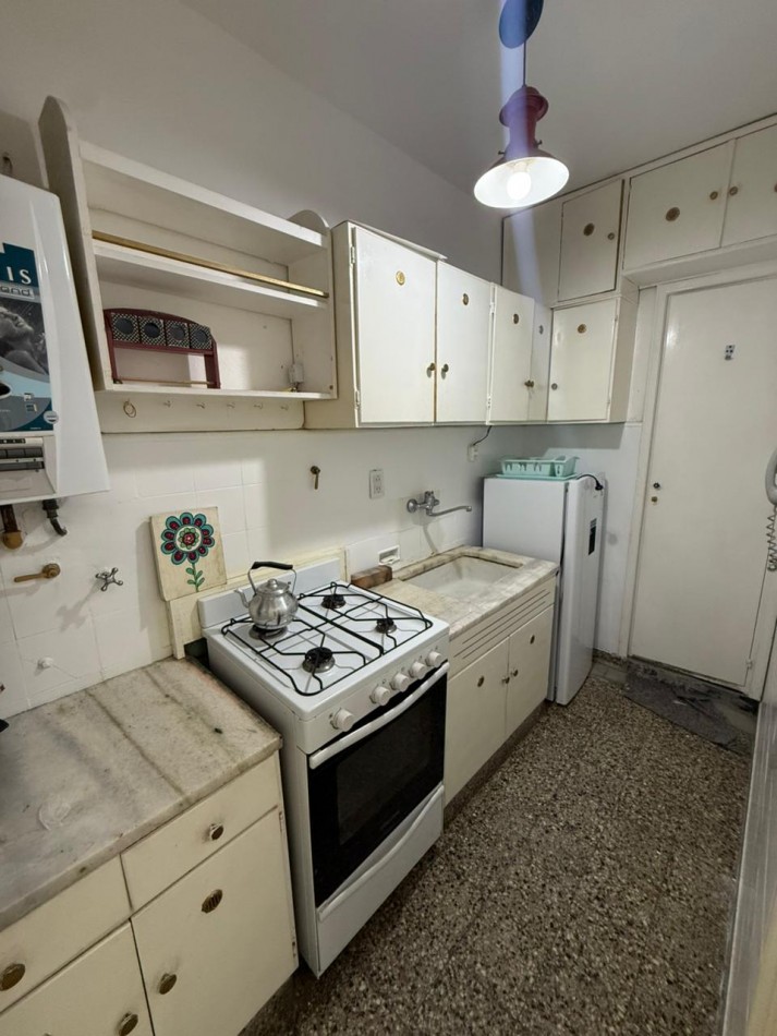 Excelente ambiente lateral. Plaza Colon!