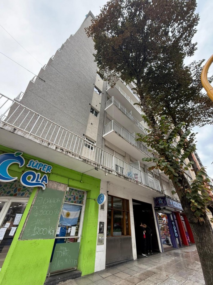 Excelente ambiente lateral. Plaza Colon!