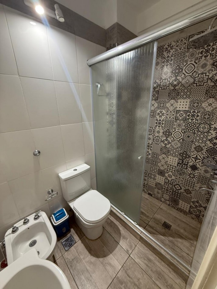 Excelente ambiente lateral. Plaza Colon!