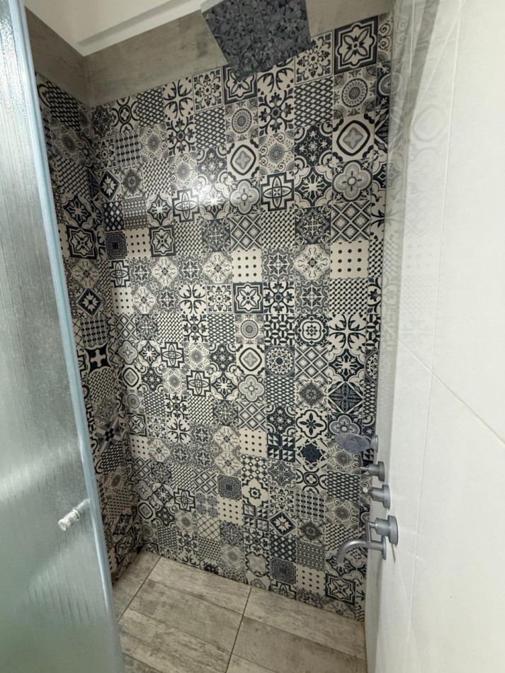 Excelente ambiente lateral. Plaza Colon!